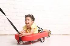 تخته جابه جایی چرخدار بیمار معلول بر روی زمین اسکوتر برد 