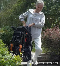 ویلچر مسافرتی سبک با دسته چمدانی 